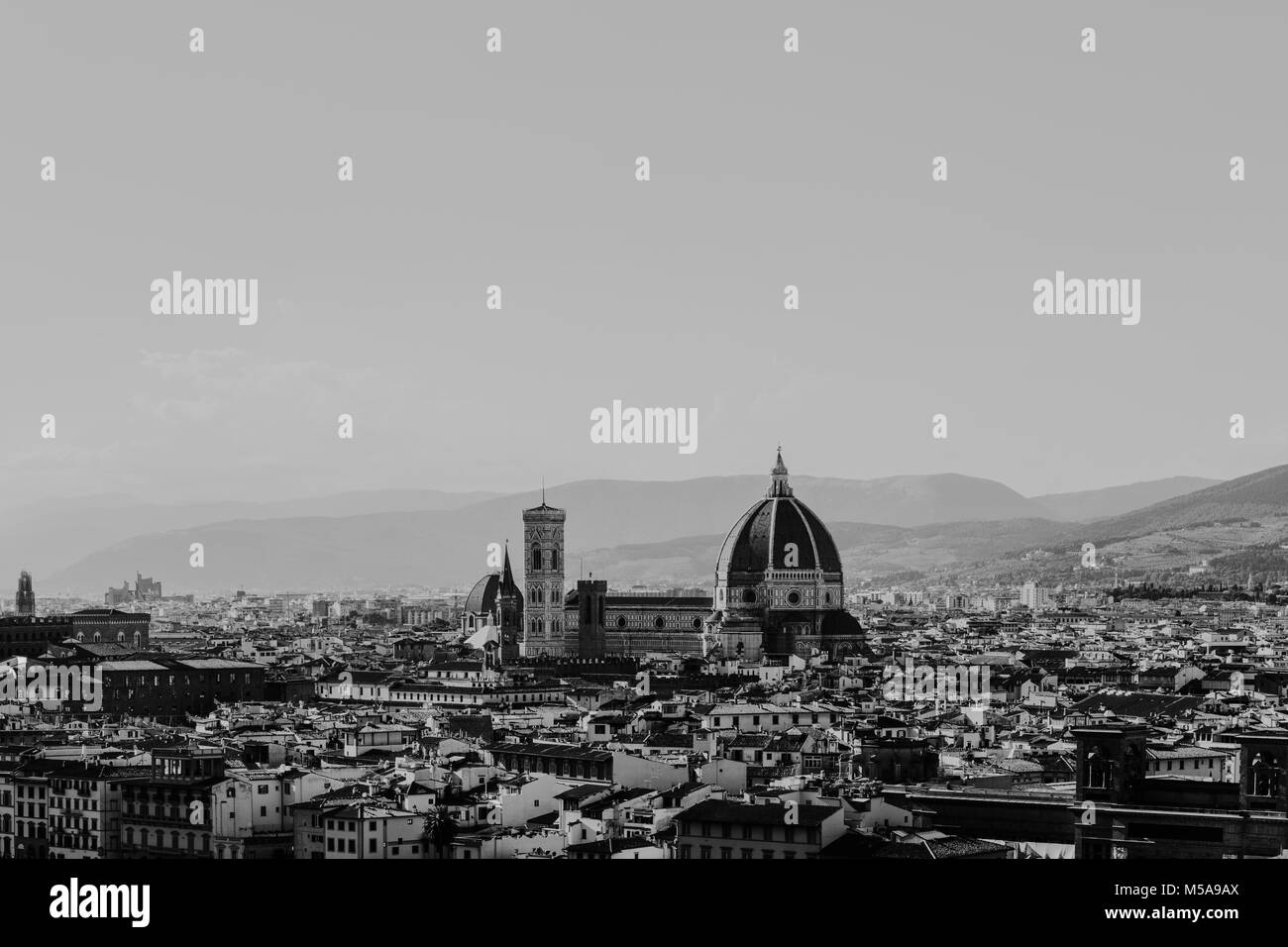 Schwarze und weiße Blick auf die Skyline von Florenz und die berühmten Sehenswürdigkeiten von der Piazzale Michelangelo. Platz für Kopieren. Stockfoto