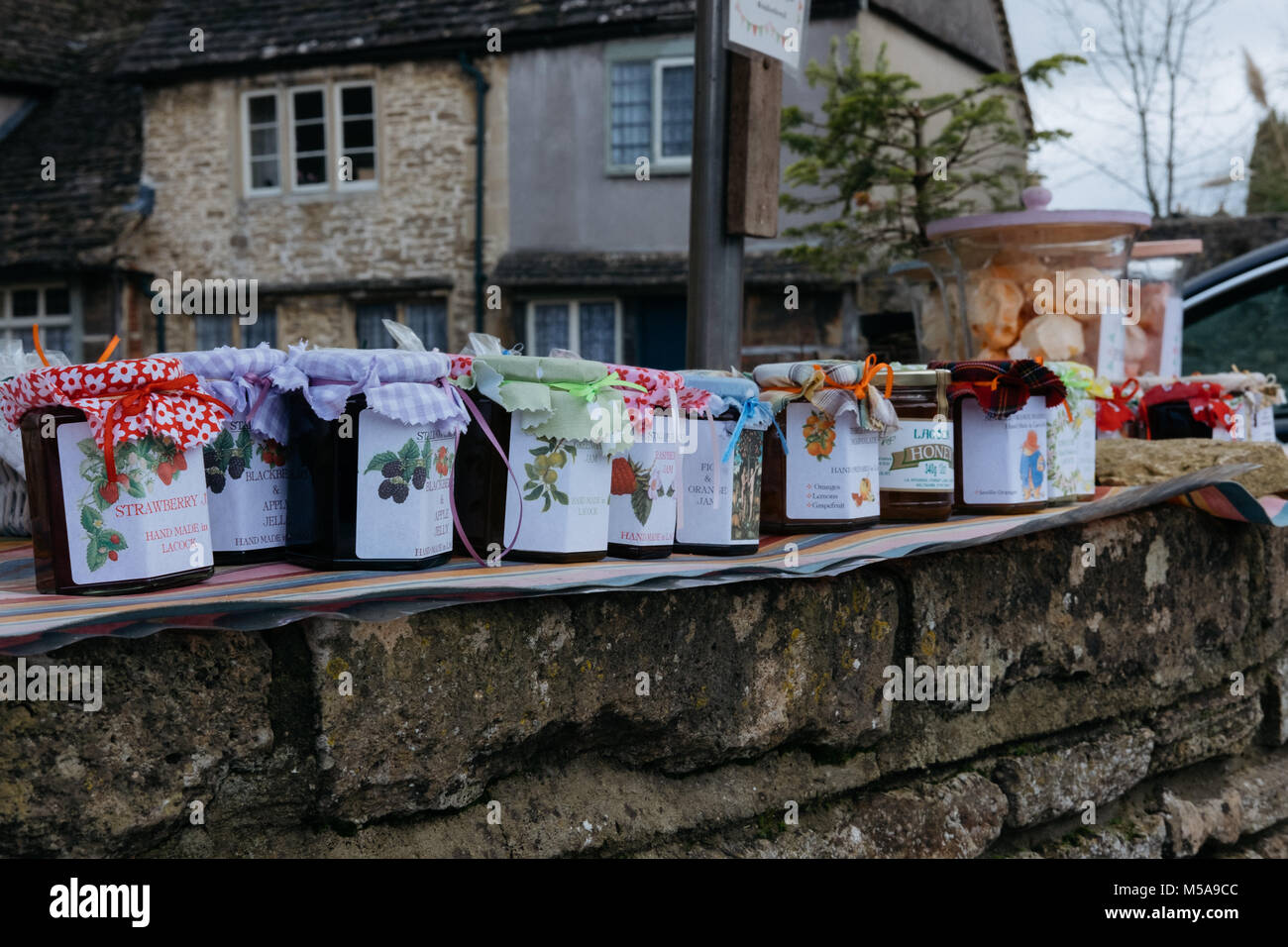 Hausgemachte Chutney, Konfitüre und Marmelade zum Verkauf in kleinen Dorf Lacock, England. Stockfoto