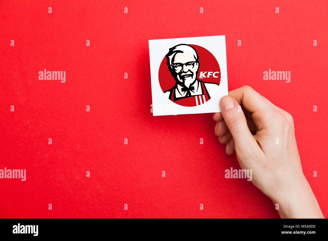 LONDON, UK, 21. Februar 2018: Hand holidng aKFC fast food unterzeichnen. KFC ist eine US-amerikanische Fast-Food-Unternehmen, das sich auf Hühner spezialisiert. Stockfoto