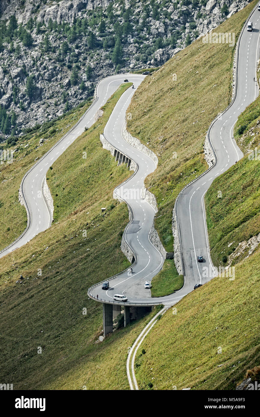 Gutes Design und Maschinenbau können Fahrzeuge über den Furkapass, Schweiz zu klettern Stockfoto