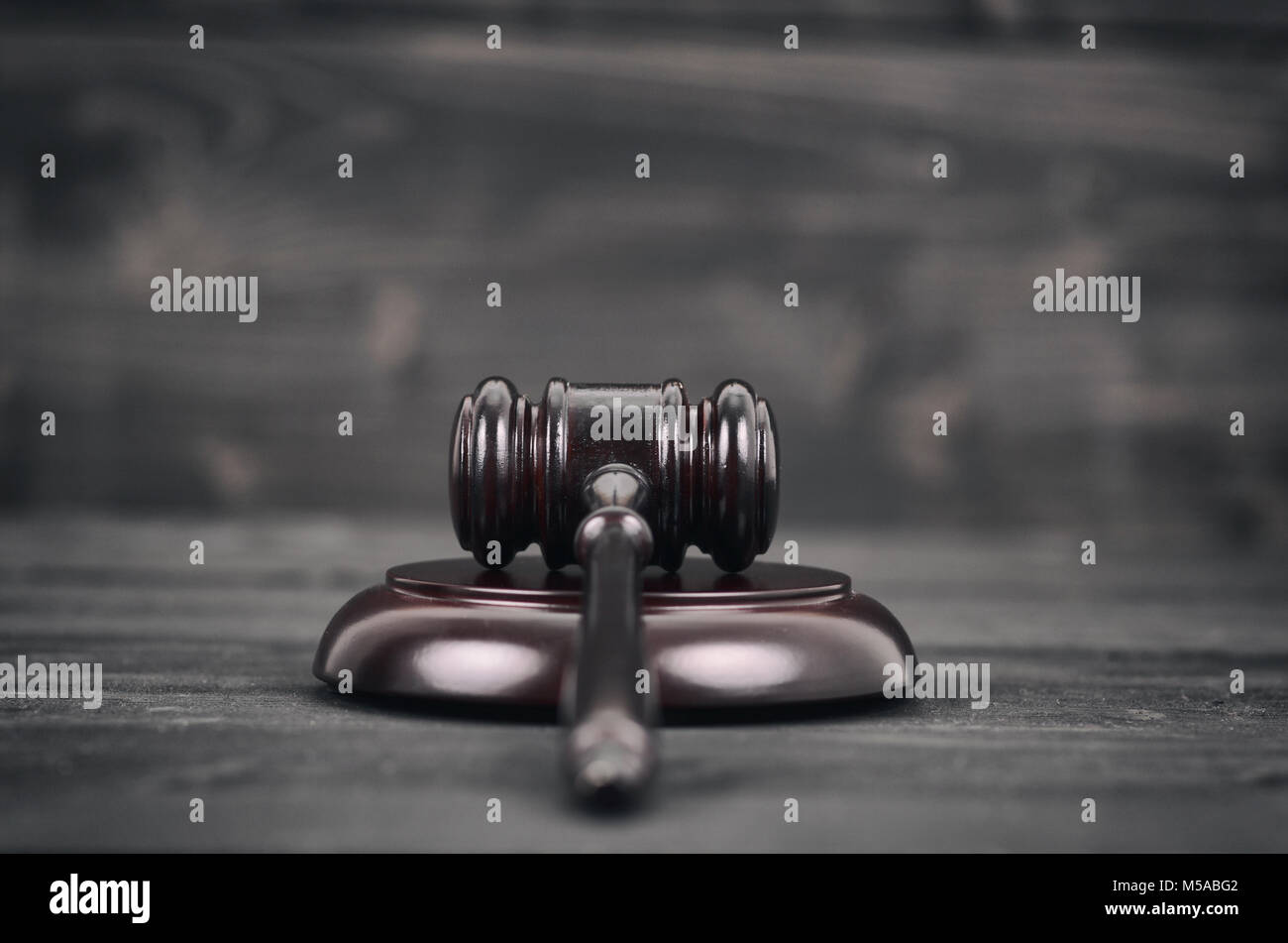 Recht und Gerechtigkeit, Rechtmäßigkeit Konzept, Richter Hammer auf einem schwarzen Holz- Hintergrund. Stockfoto