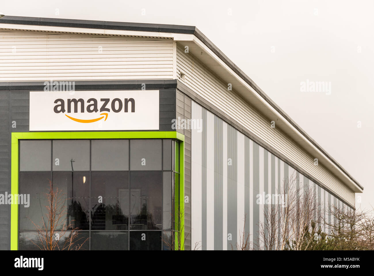 Northampton Großbritannien 23. Januar 2018: Amazon Logistik Markt logo  Zeichen auf Lager Wand in Grange Park Industrial Stockfotografie - Alamy