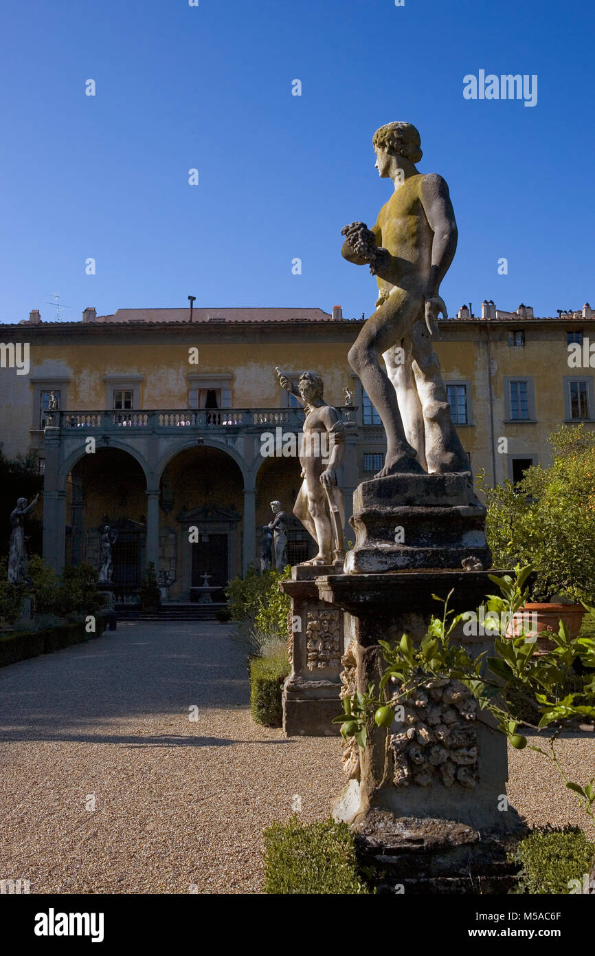 Giardino Corsini al Prato, Florenz, Toskana, Italien: Blick auf den Palast der Hauptstraße mit Statuen in den Vordergrund Stockfoto