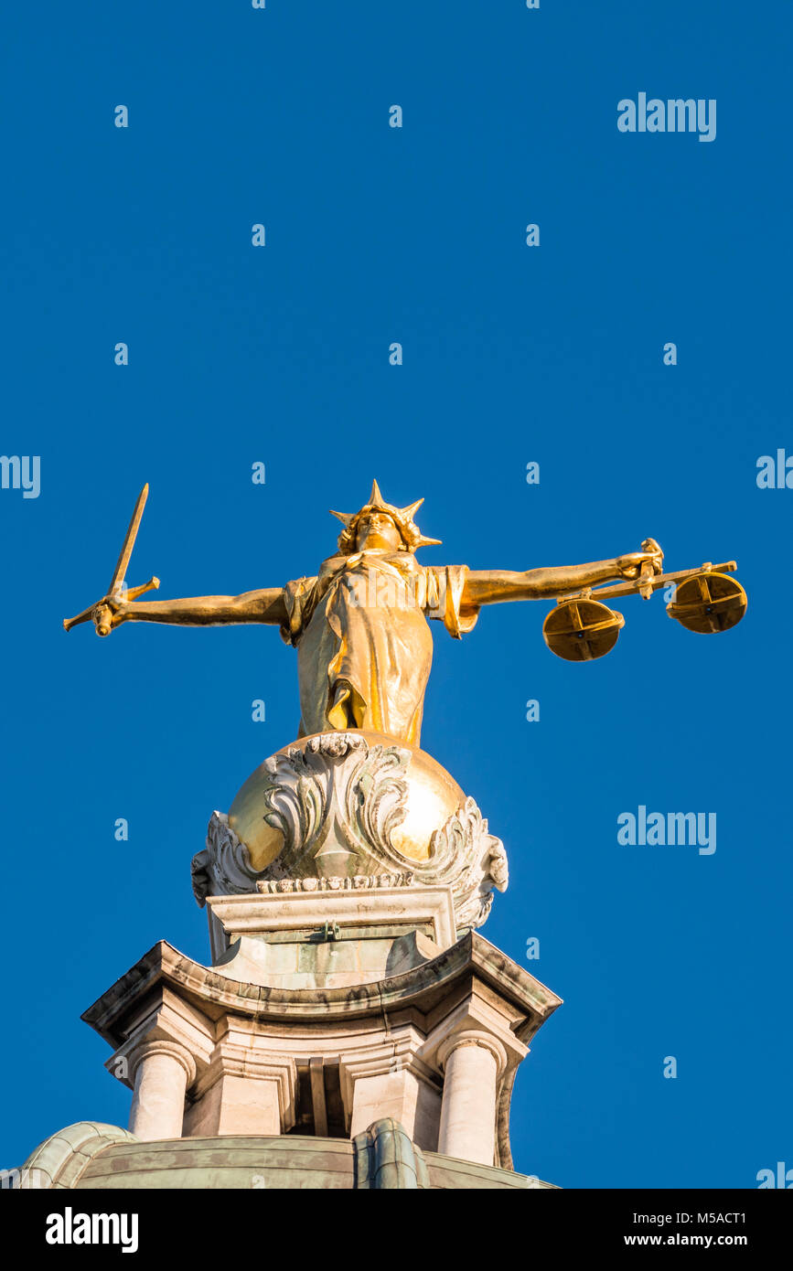 Das Blattgold Statue der Muttergottes Gerechtigkeit auf der Oberseite des Old Bailey Gerichtsgebäude, London Stockfoto