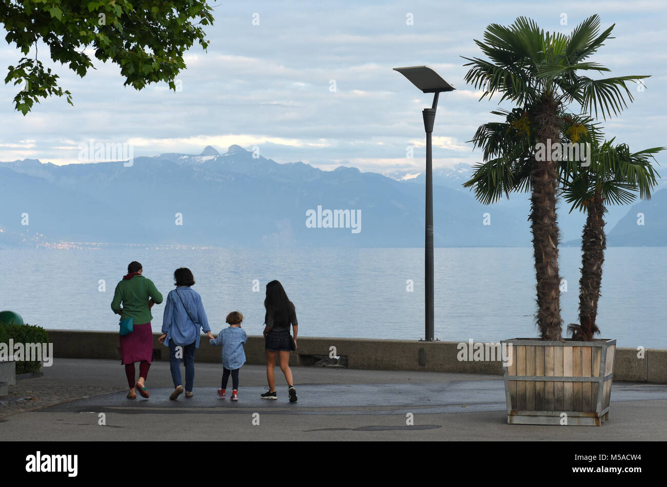 Menschen am Genfer See Promenade in Lausanne, Schweiz Stockfoto