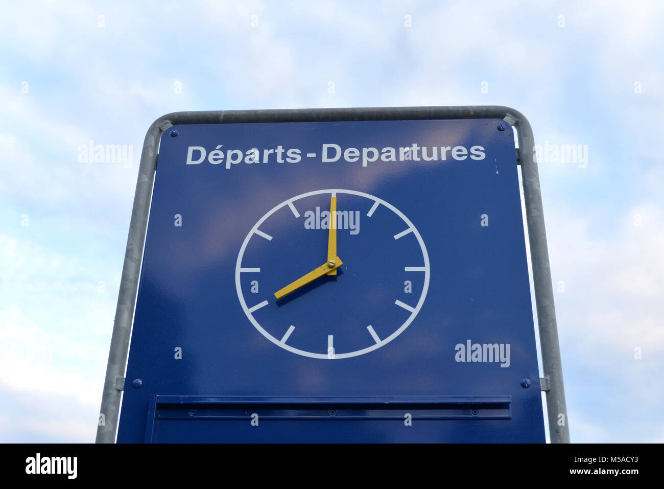 Uhr und Worte "EPARTS - Abfahrt in Port auf dem Uferdamm Genfer See in Lausanne. Stockfoto