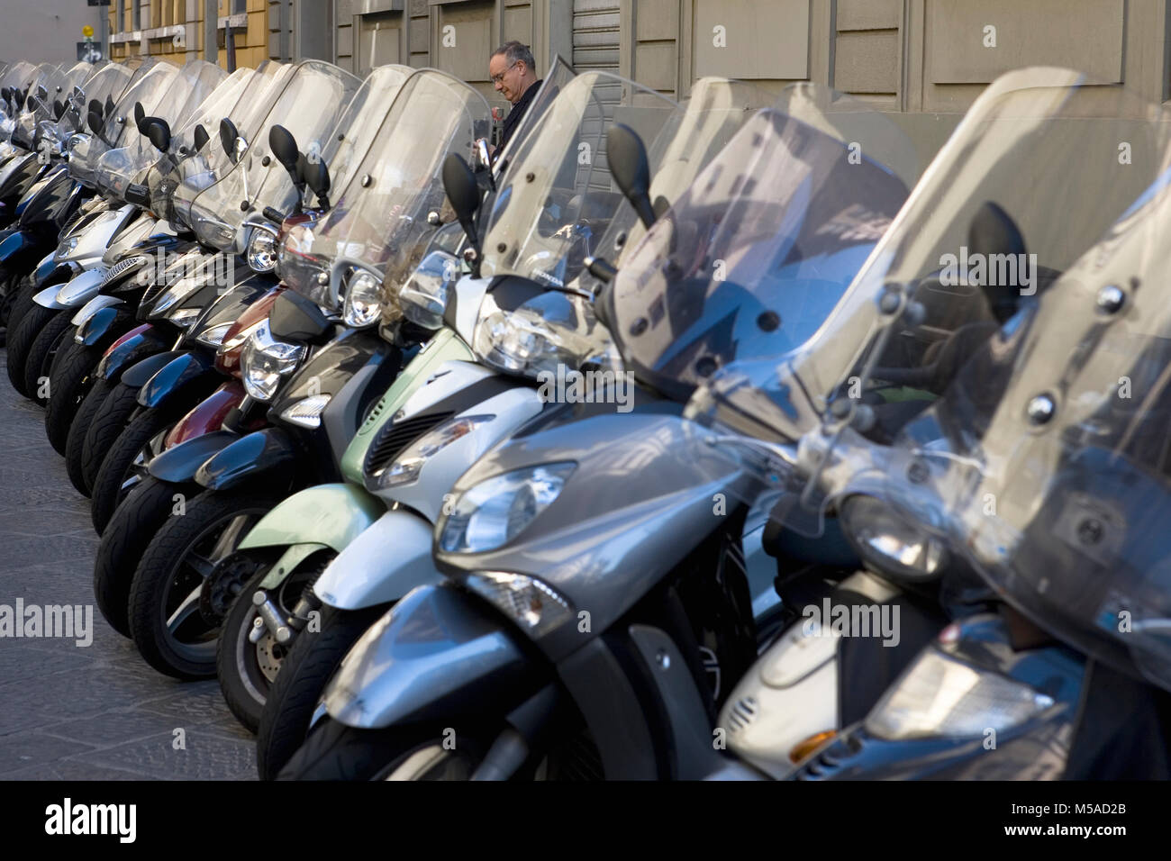 Eine Linie der geparkten Motor Motorroller in der Via Dei Pescioni, Florenz, Toskana, Italien Stockfoto