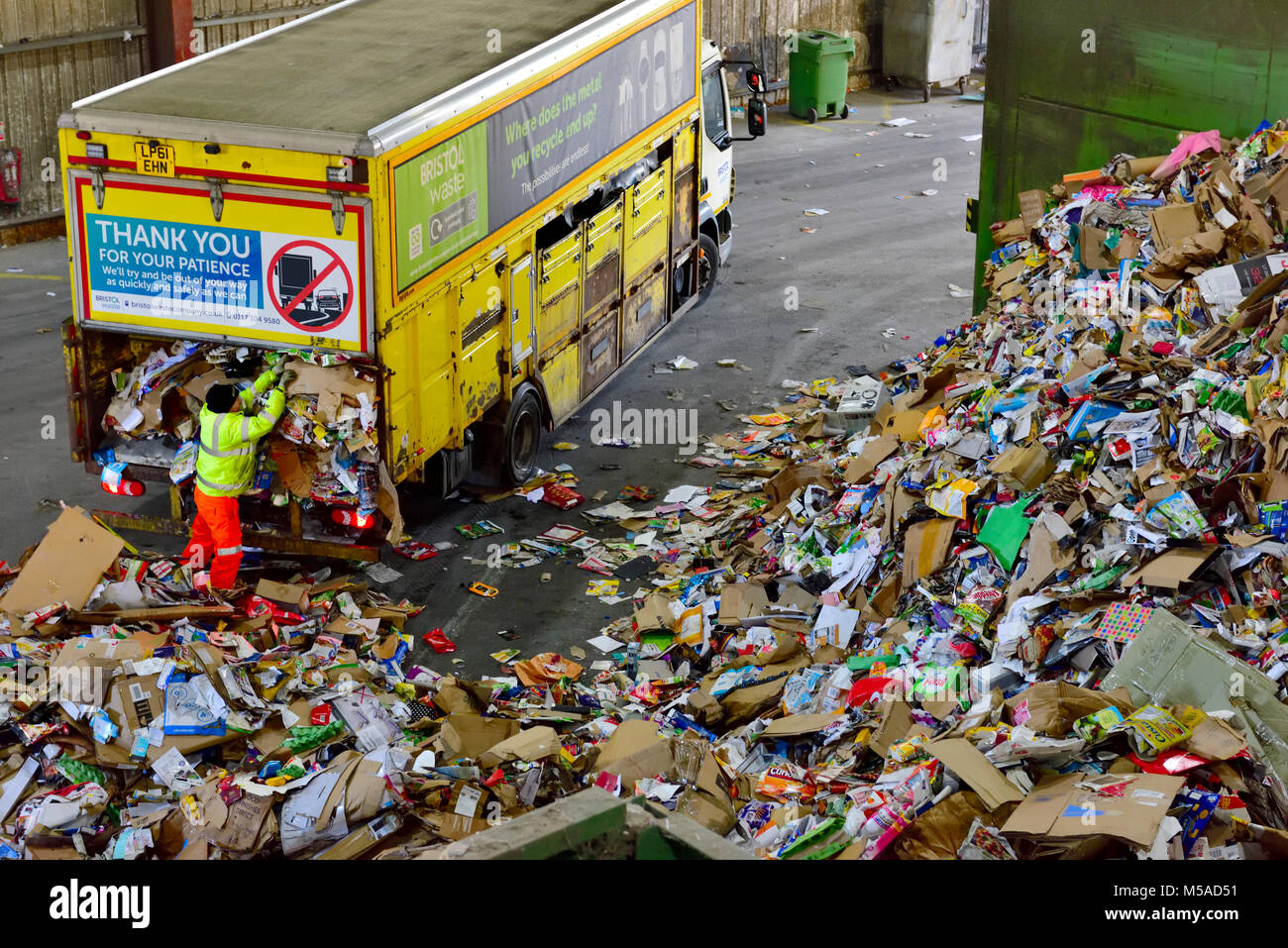 Post consumer Abfälle, Papier und Pappe, die in Recyclinganlage durch Sammlung Lkw, Großbritannien Stockfoto