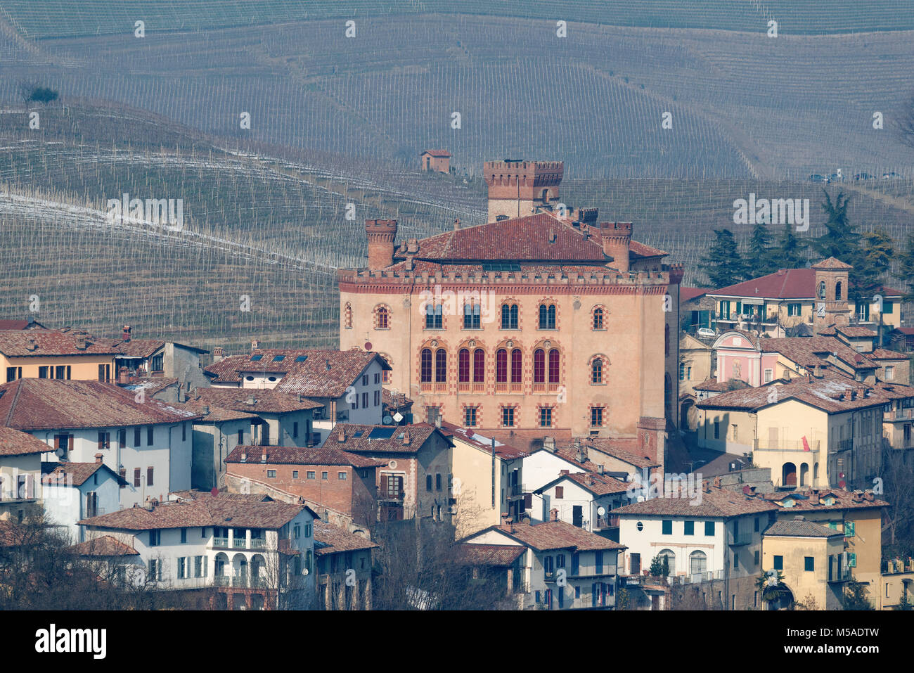 Langhe, Piemont, Italien, Panorama der Weinberge des Piemont: Langhe-Roero und Monferrato in die Liste des Erbes der Welt der UNESCO. Blick auf das Schloss von Ba Stockfoto