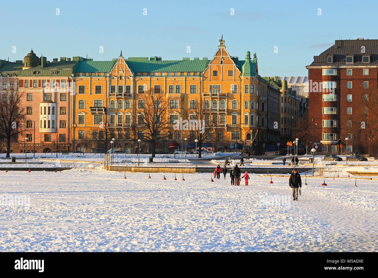 HELSINKI, Finnland - 21. FEBRUAR 2018: die Menschen sind zu Fuß auf gefrorenen Meer in der Nähe der Küste von Helsinki, Finnland. Wegen der Kältewelle Februar 201 Stockfoto