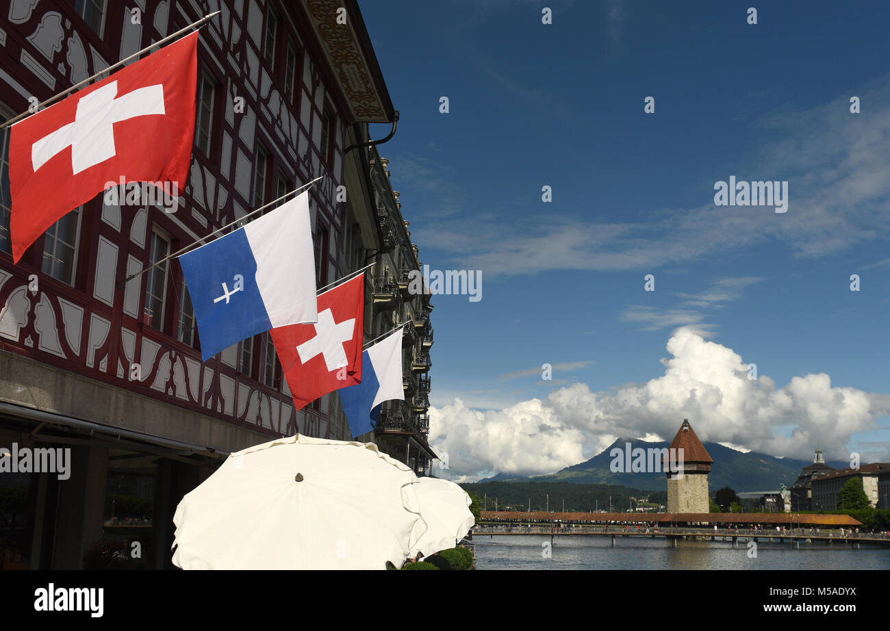 Schweizer Fahne und Flagge von Luzern auf der Fassade Gebäude in Luzern, Schweiz Stockfoto
