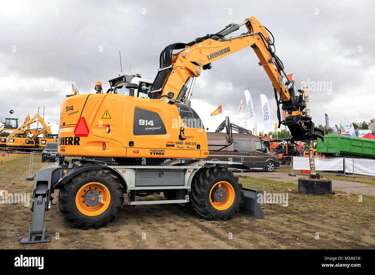 HYVINKAA, Finnland - 8 September, 2017: Liebherr A914 Kompakte Litronic Mobilbagger demostrates Handhabung einer Birke mit Anbaugerät Greifer anmelden Stockfoto