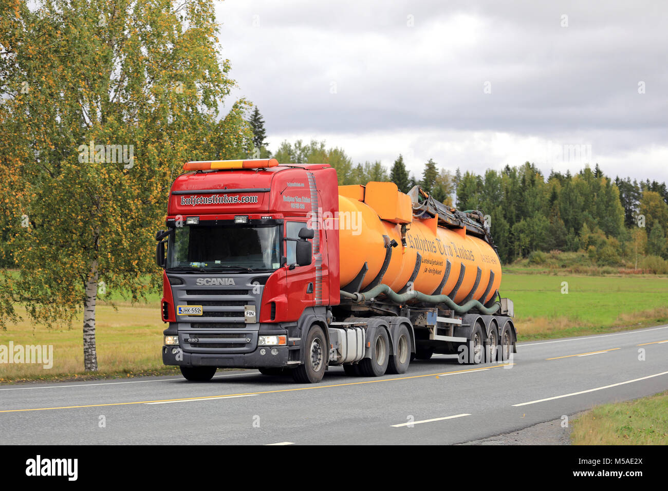 JOKIOINEN, Finnland - 15. SEPTEMBER 2017: Scania R620 Gülletank Lkw Kuljetus Tero Liukas bewegt sich entlang der Autobahn an einem Tag im Herbst. Stockfoto