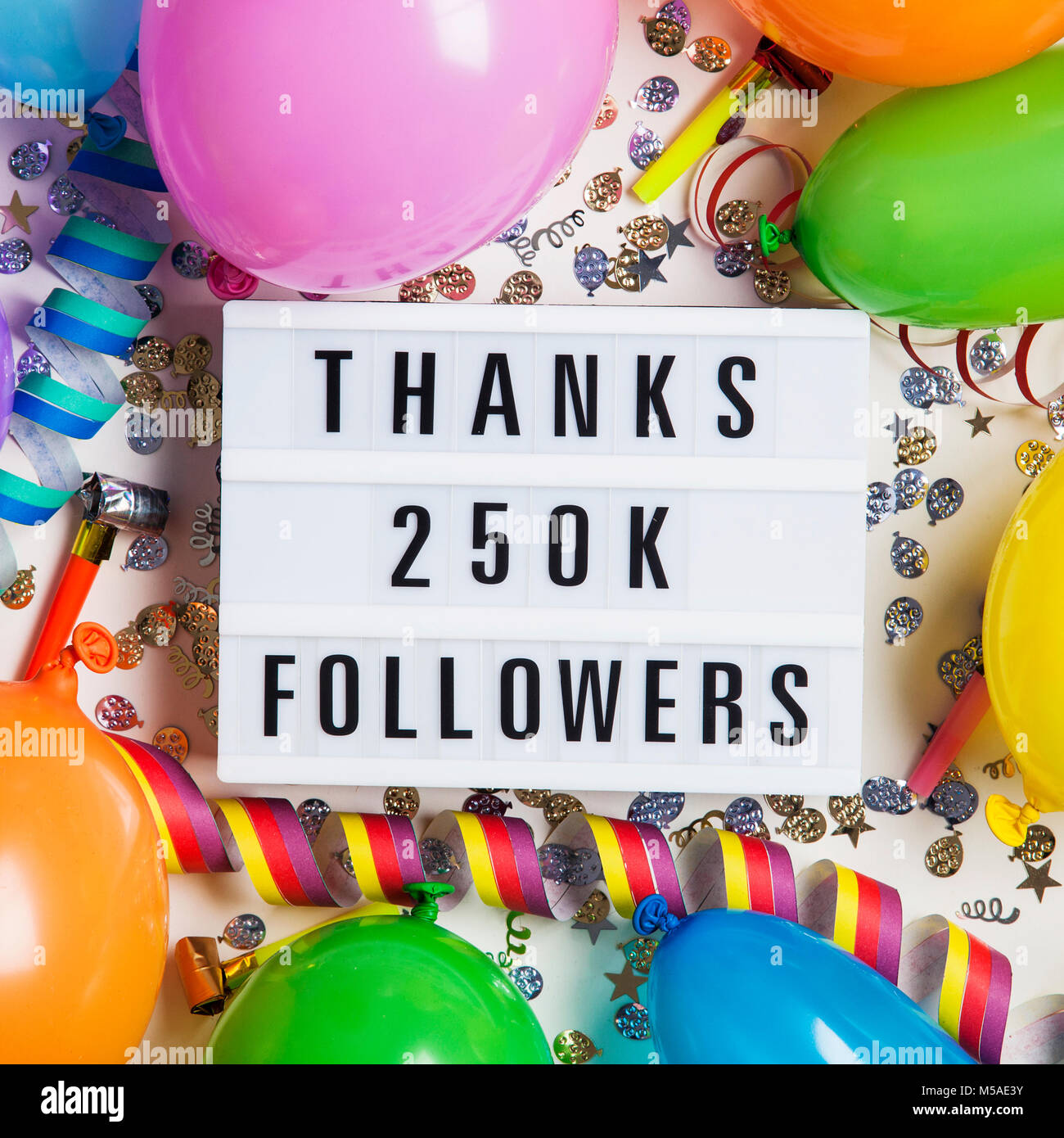 Dank 250 tausend Anhänger social media lightbox Hintergrund. Feier der Anhänger, Abonnenten, Mag. Stockfoto