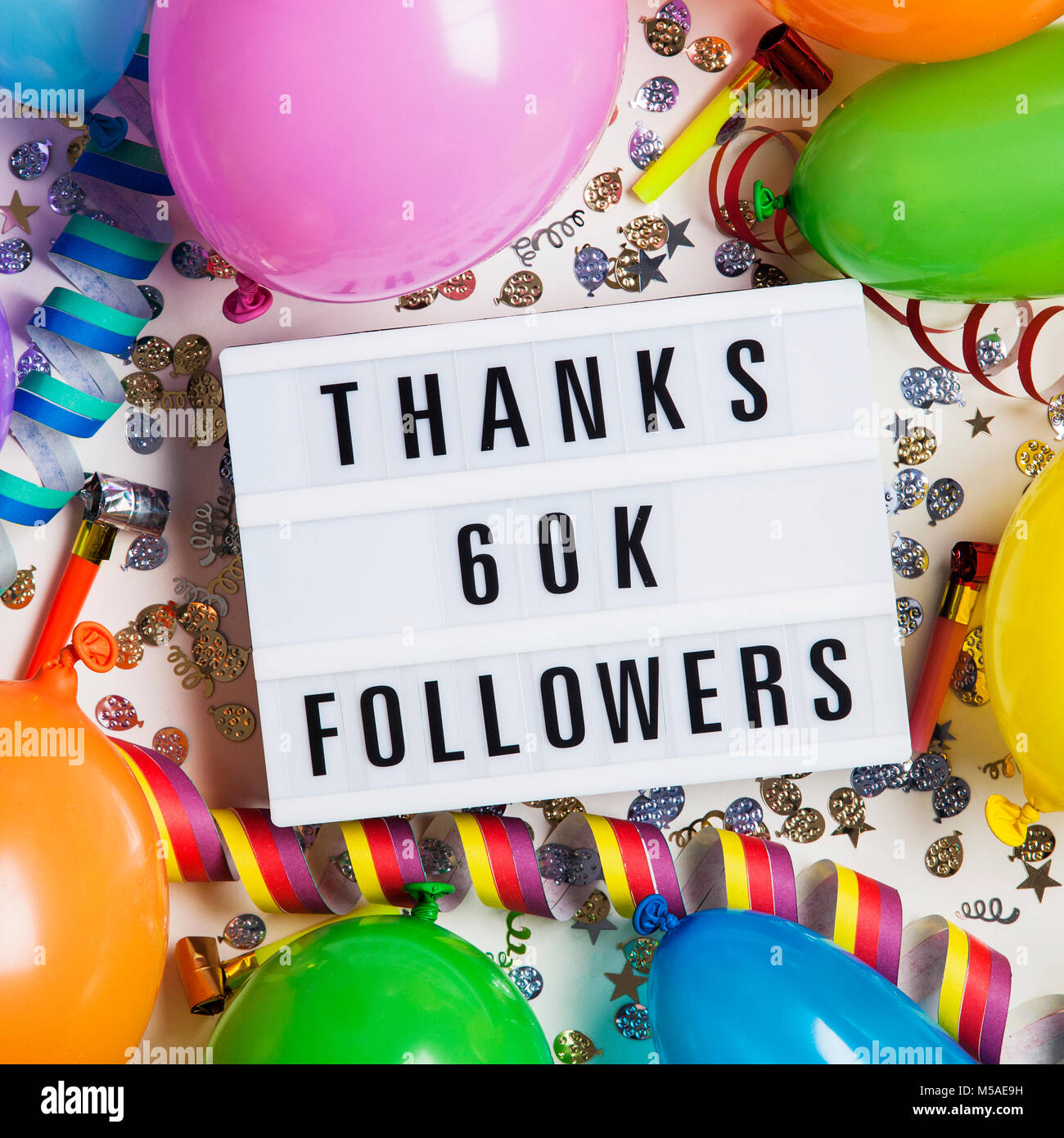 Dank 60 tausend Anhänger social media lightbox Hintergrund. Feier der Anhänger, Abonnenten, Mag. Stockfoto