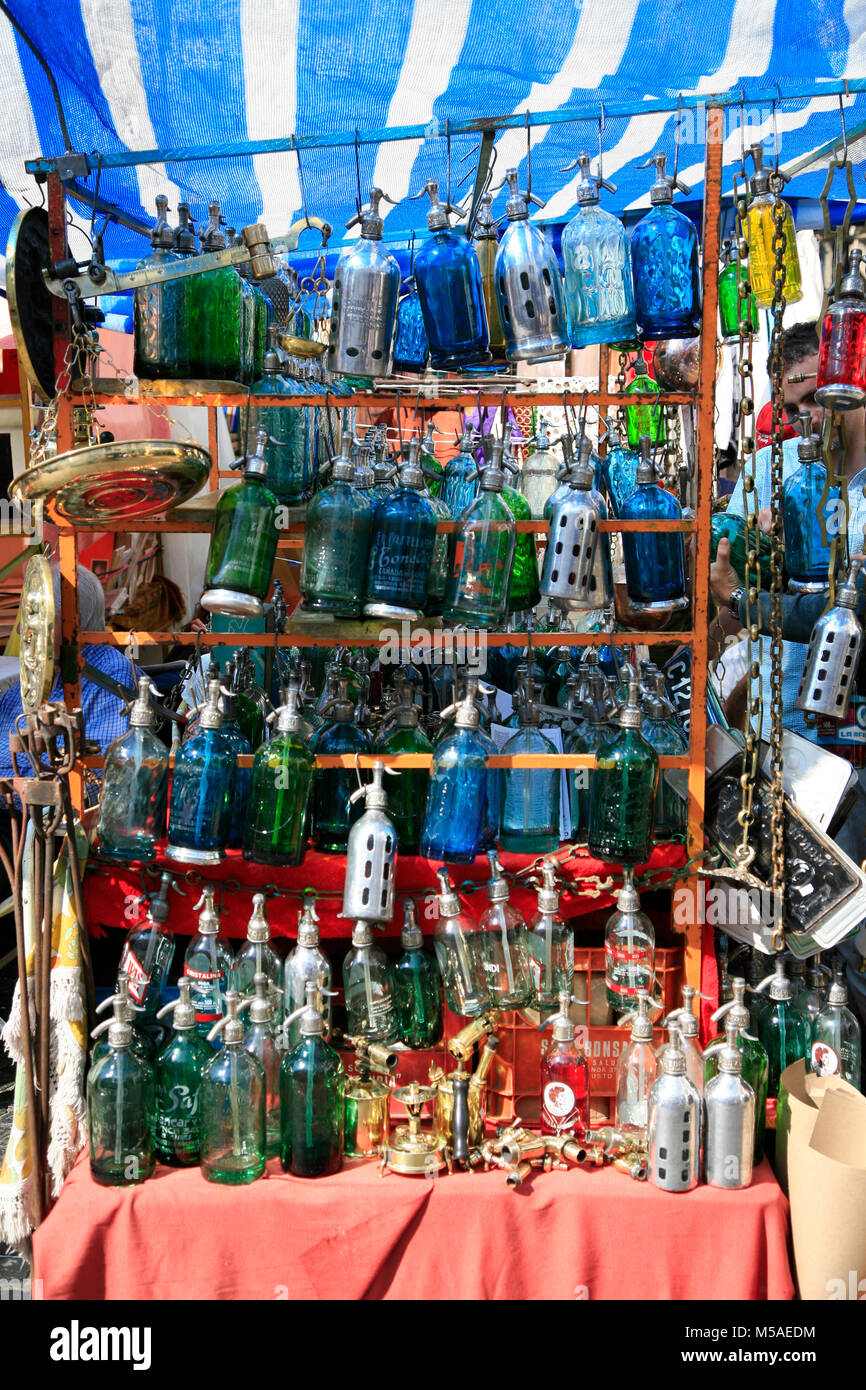 BUENOS AIRES, ARGENTINIEN; Soda Siphons füllen eine im San Telmo craft market Stall. Foto von Matt Mai/Alamy Stockfoto