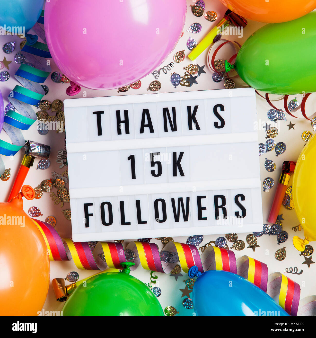 Dank 15 tausend Anhänger social media lightbox Hintergrund. Feier der Anhänger, Abonnenten, Mag. Stockfoto