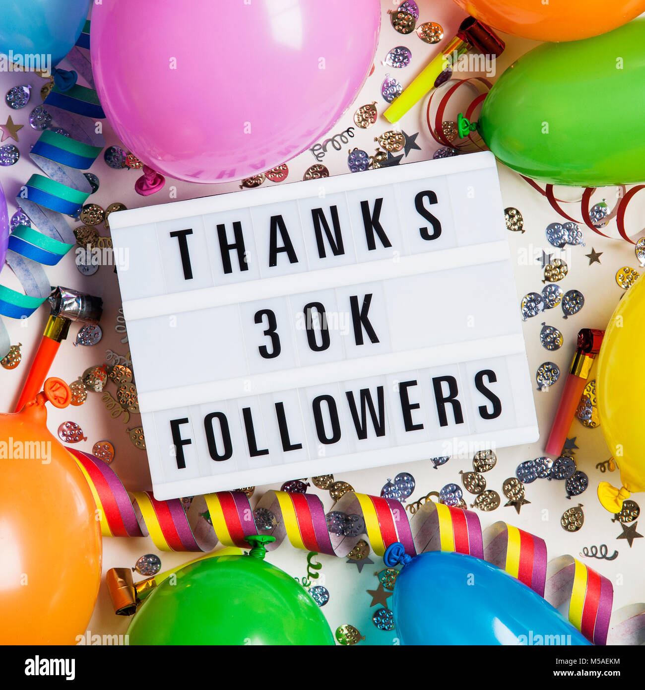 Dank 30 tausend Anhänger social media lightbox Hintergrund. Feier der Anhänger, Abonnenten, Mag. Stockfoto