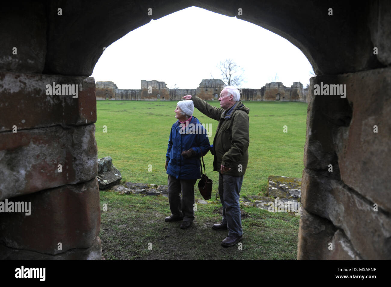 Mount Grace Priory in schneeglöckchen Jahreszeit. Stockfoto