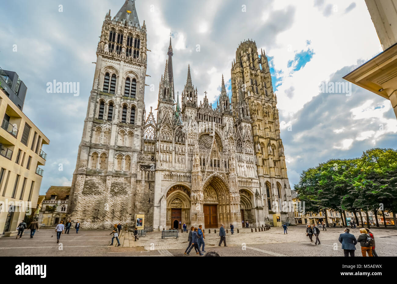 Notre-Dame de l'Assomption de Rouen, das Äußere der Kathedrale Notre Dame in der Normandie Stadt Rouen Frankreich mit Touristen und Menschen zu Fuß Stockfoto