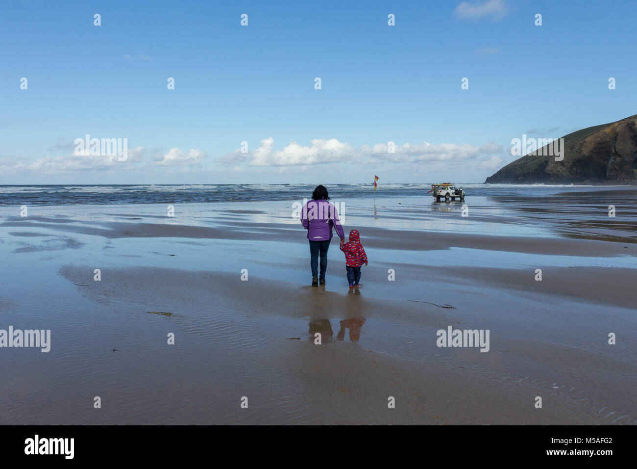 Fegen Vista von Mawgan Porth Beach, North Cornwall, England, Großbritannien Stockfoto