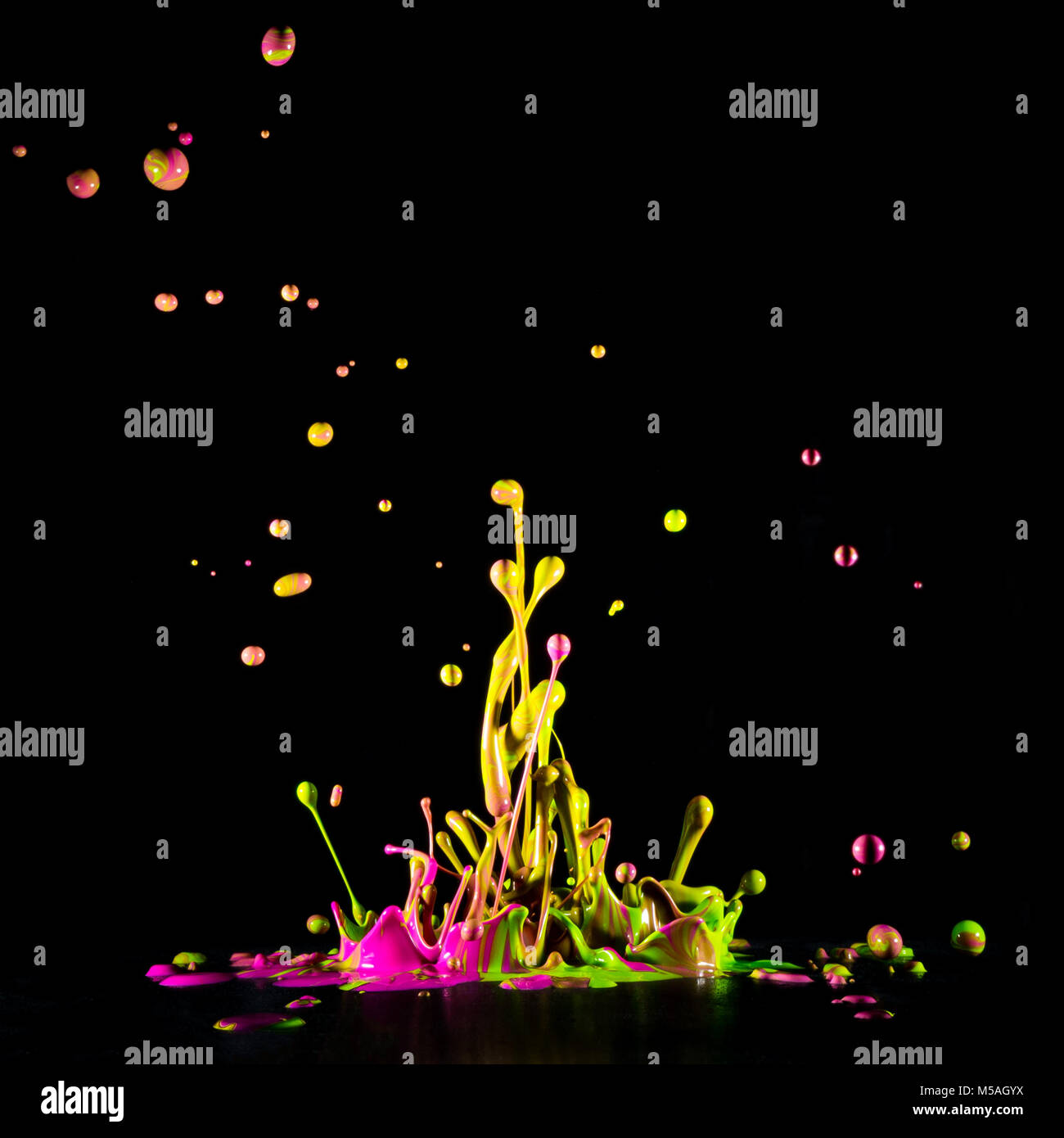 Farbe spritzt auf schwarzem Hintergrund Stockfoto