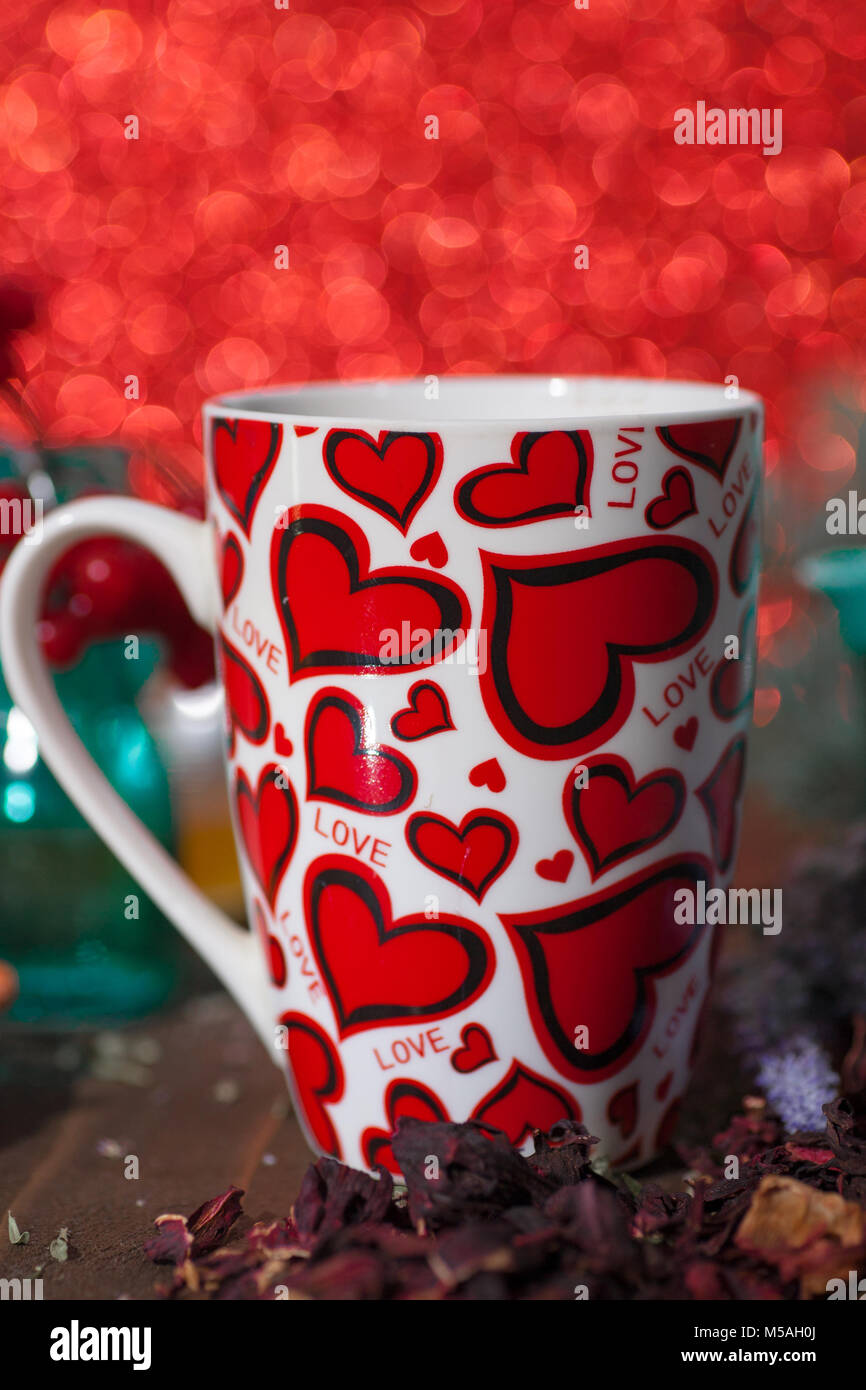 Tee in eine Tasse mit Herz am Tag der St. Valentin Stockfoto