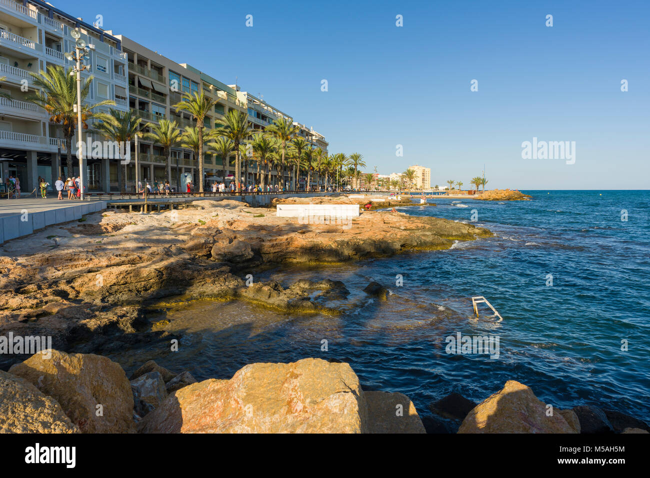Apartments am Meer entlang mit Blick auf das Mittelmeer in Torrevieja, Alicante, Spanien Stockfoto