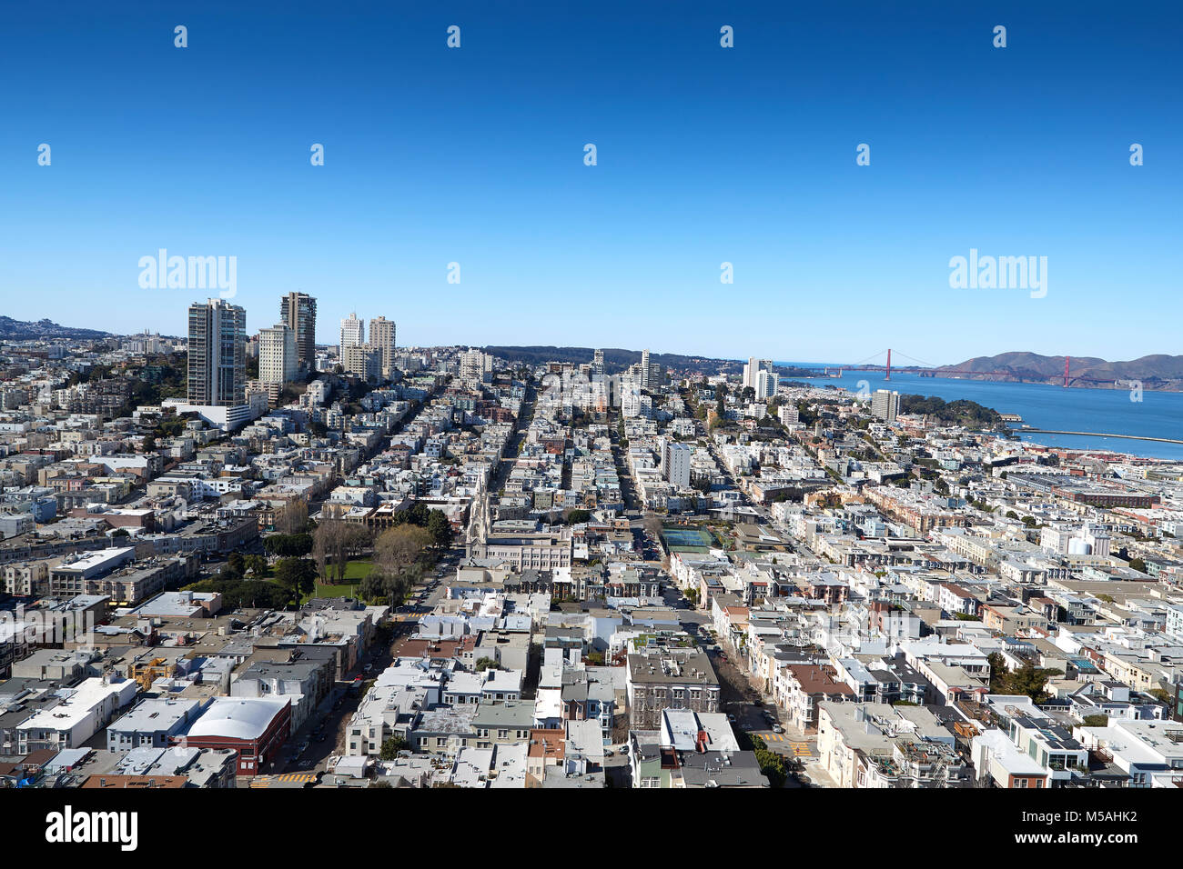 North Beach und die Golden Gate Bridge gesehen Vom Coit Tower, Telegraph Hill, San Francisco. Stockfoto