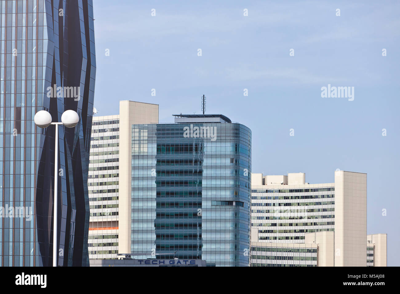 Konglomerat der modernen Architektur Gebäude in Wien Danube City. Von links nach rechts DC Tower, Tech Gate, UNO-City links Stockfoto