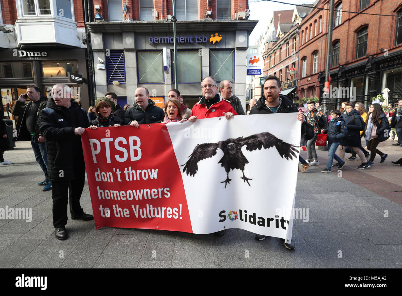 Solidarität TDs Paul Murphy (3. links) und Mick Barry (Zweiter von rechts) und Aktivisten halten einen Protest gegen den Verkauf von Millionen von Euro wert von Hypotheken Fonds ausserhalb der Grafton Street Zweig der Permanent TSB Bank in Dublin zu Geier. Stockfoto