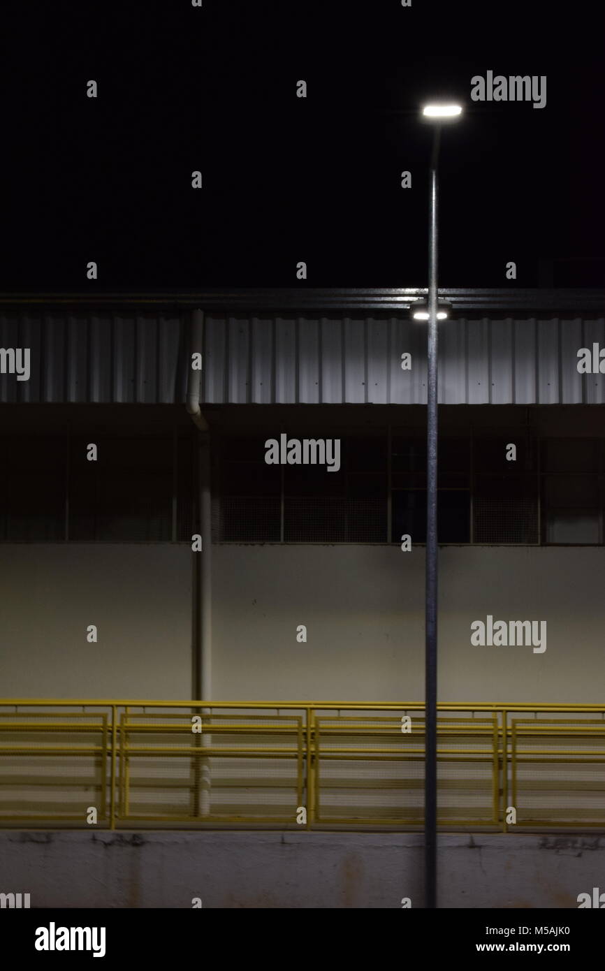 Fassade der dunklen Nacht Gebäude beleuchtet durch eine strassenlaterne Stockfoto