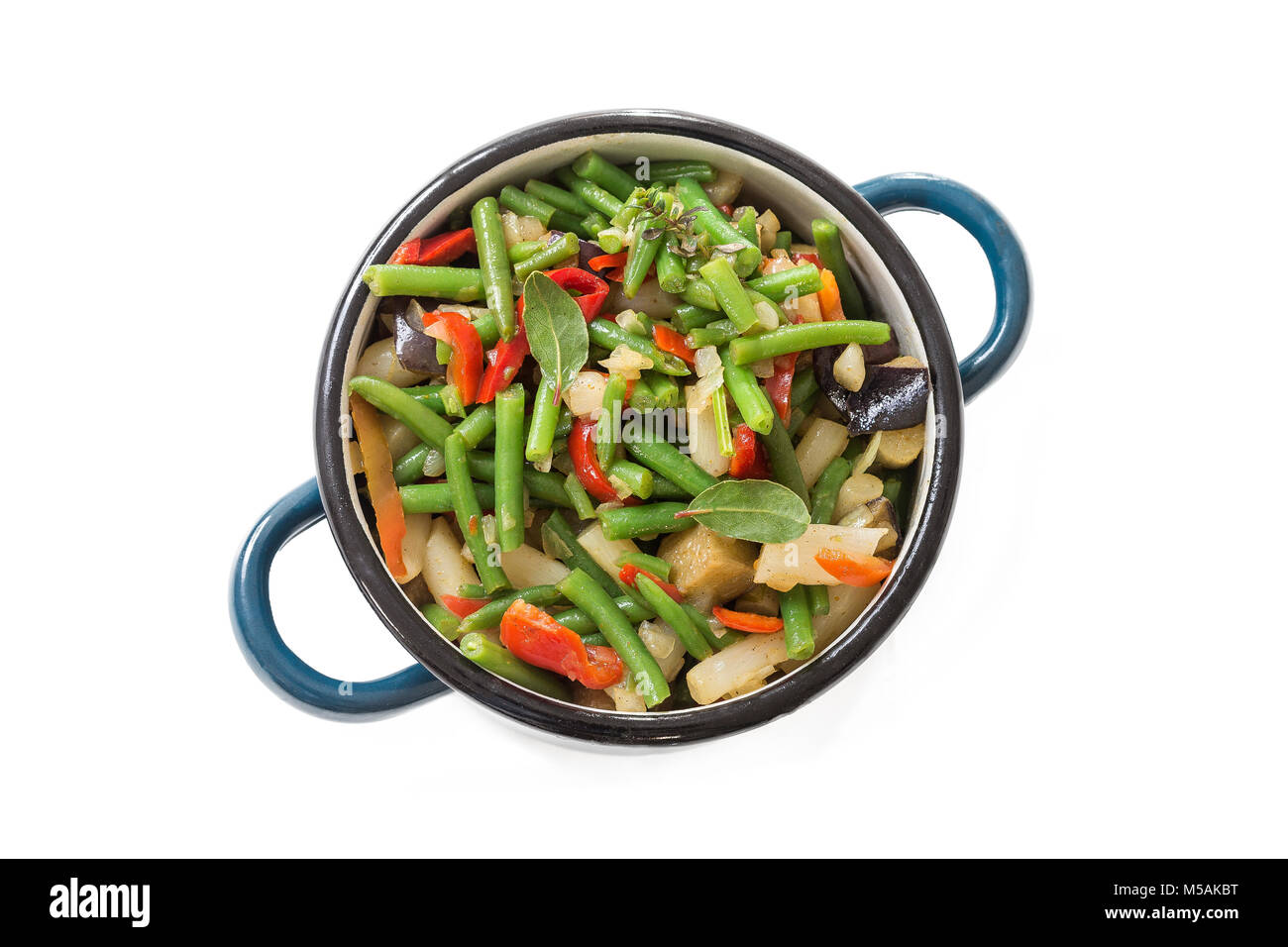 Hausgemachte frisch gerösteten Mediterrane gebratenes Gemüse mit Knoblauch, Tomaten, Paprika, Zwiebeln, Zucchini, Salz, Pfeffer Olivenöl Stockfoto