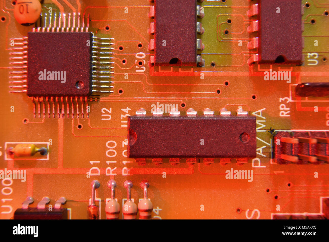Nahaufnahme eines elektronischen Platine mit Mikrochips in rotes Licht Stockfoto