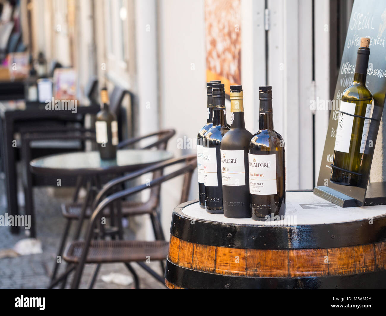 PORTO, PORTUGAL - 12. FEBRUAR 2018: Flaschen Portwein in Porto, Portugal verkauft. Stockfoto