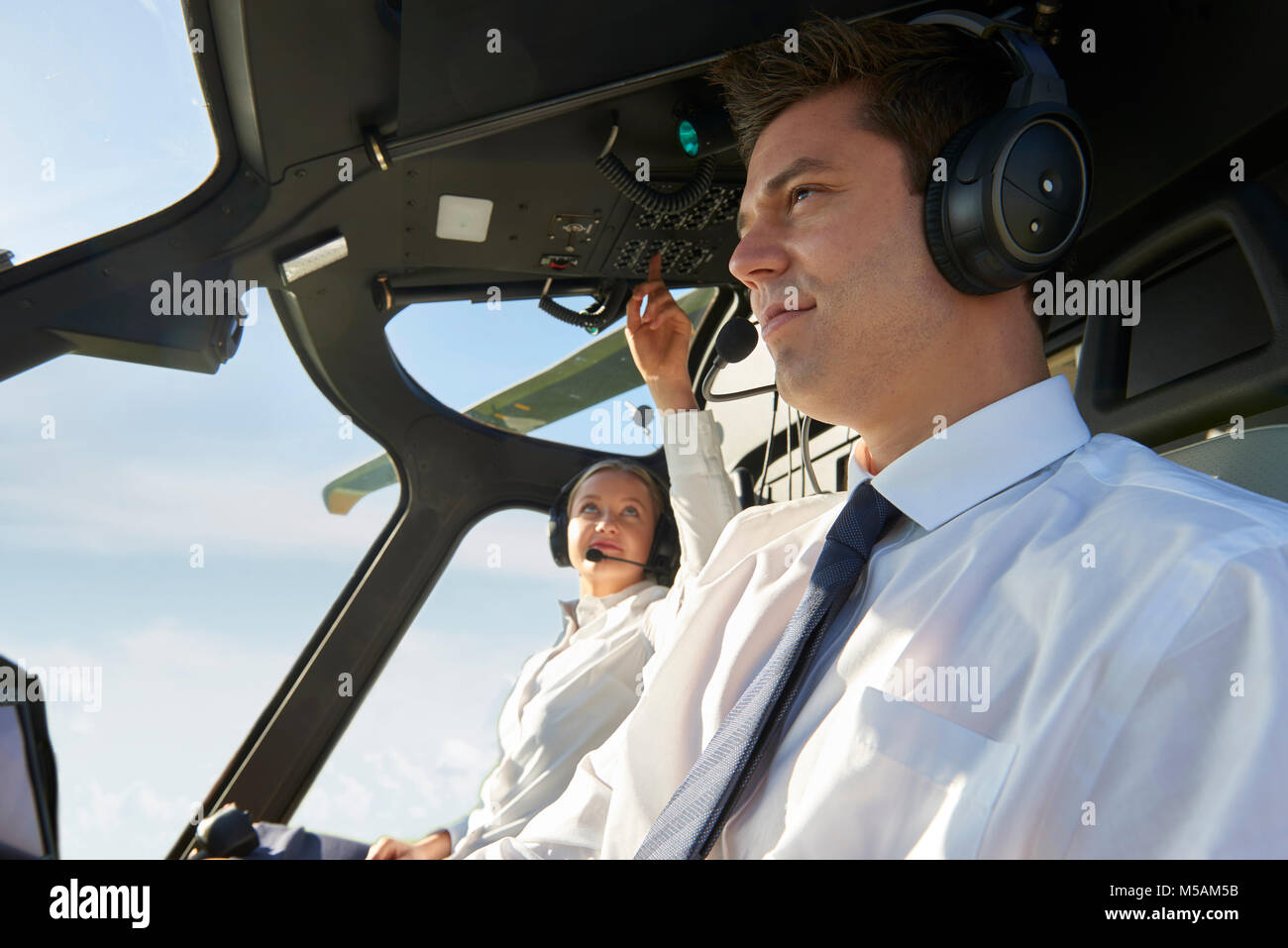 Pilot und Co Pilot im Cockpit des Hubschraubers Stockfoto
