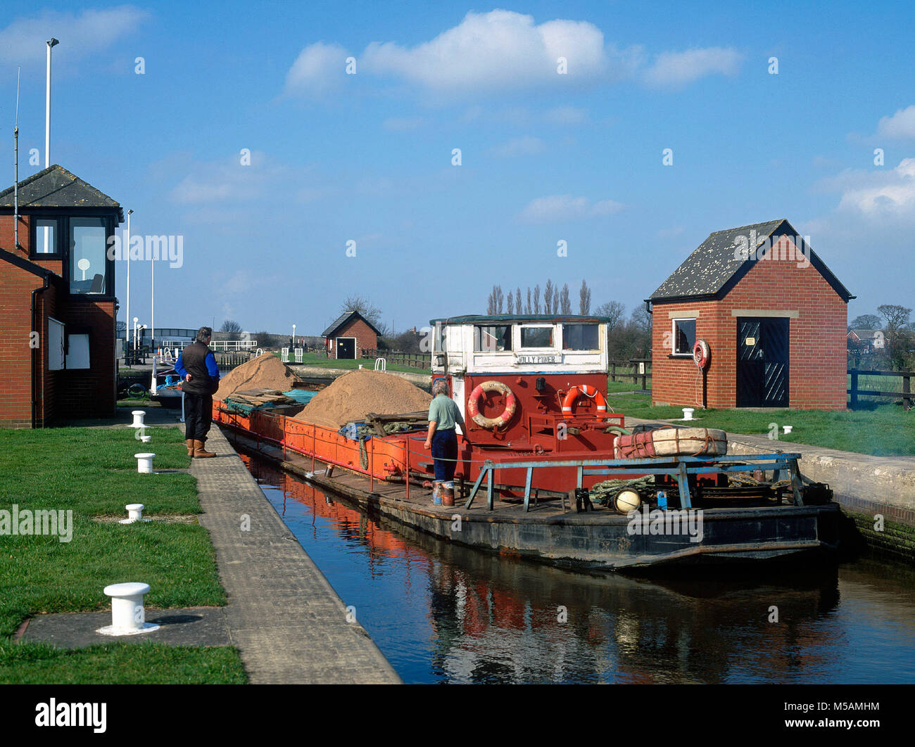 Ein kies Barke am Pollington Schloss an der Aire und Calder Canal, East Yorkshire Stockfoto