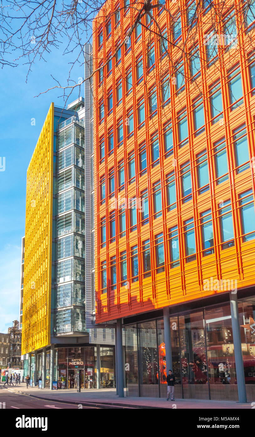 Vivid orange und gelb, gemischte Nutzung (Büro, Wohnen, Einzelhandel, Gaststätten), an Zentralen St Giles Hotel, London, England, UK. Stockfoto