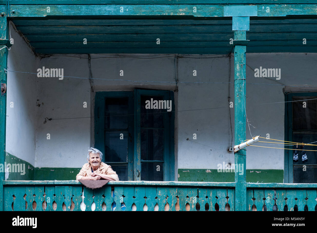 Alte Dame an theTsilkar Dorf im Terai Provinz Armenien. Stockfoto