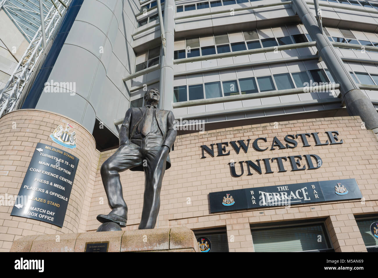 Newcastle United Fc Mit Blick Auf Die Statue Von Sir Bobby Robson Ausserhalb St James Park Fussball Stadion In Newcastle Upon Tyne Tyne Und Wear England Grossbritannien Stockfotografie Alamy