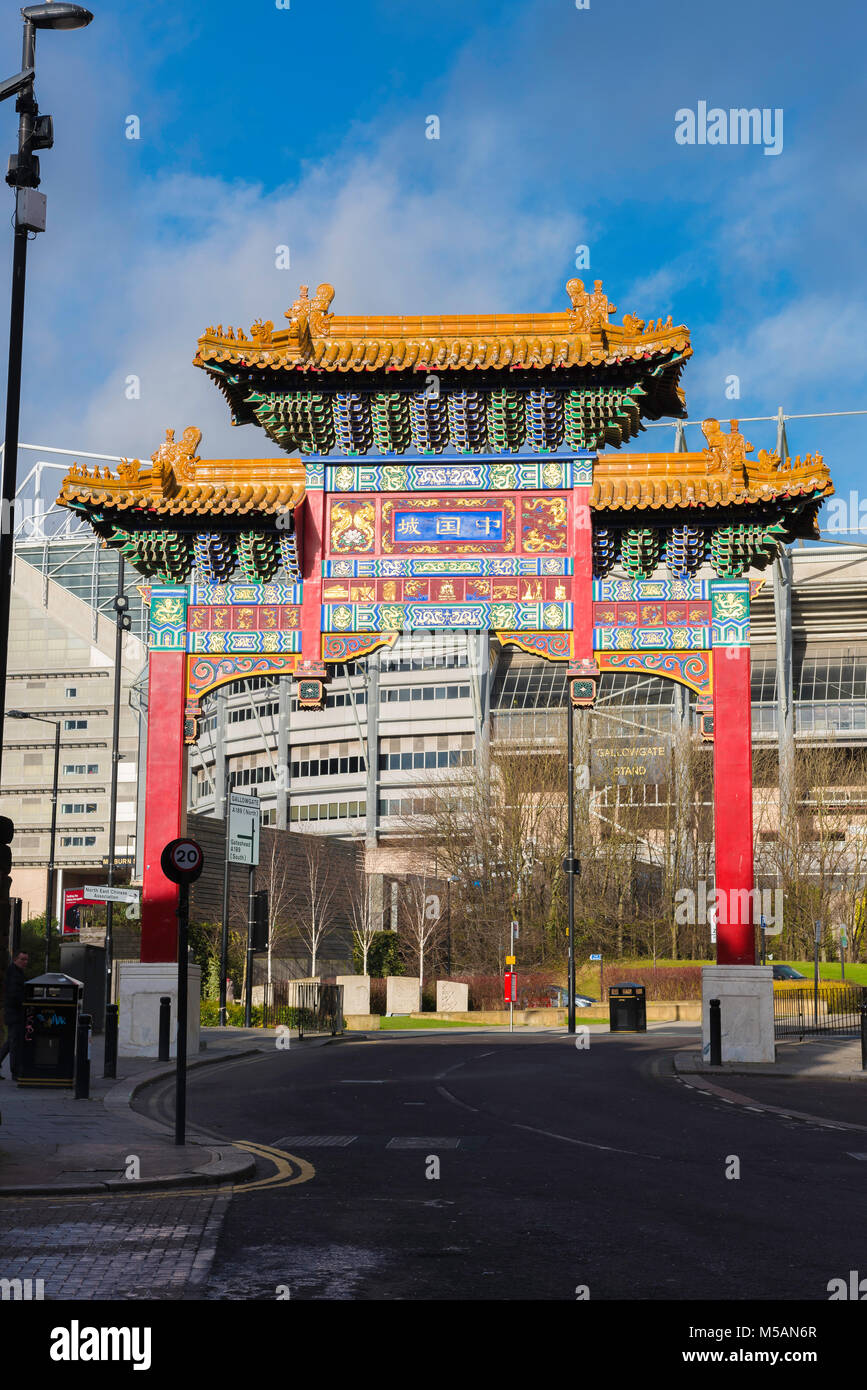 Newcastle UK Chinatown, Ansicht der paifang - oder zeremonielle Bogen - am Eingang der Chinatown in Newcastle upon Tyne, Tyne und Wear, Großbritannien Stockfoto
