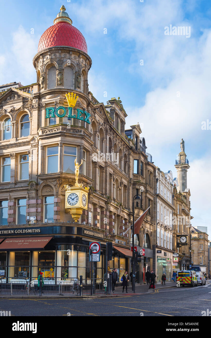 Newcastle City Centre, Blick auf die bunte Fassade der Nördlichen Goldschmiede Schmuck Shop an der Ecke Blackett Straße, Tyne und Wear, England Stockfoto