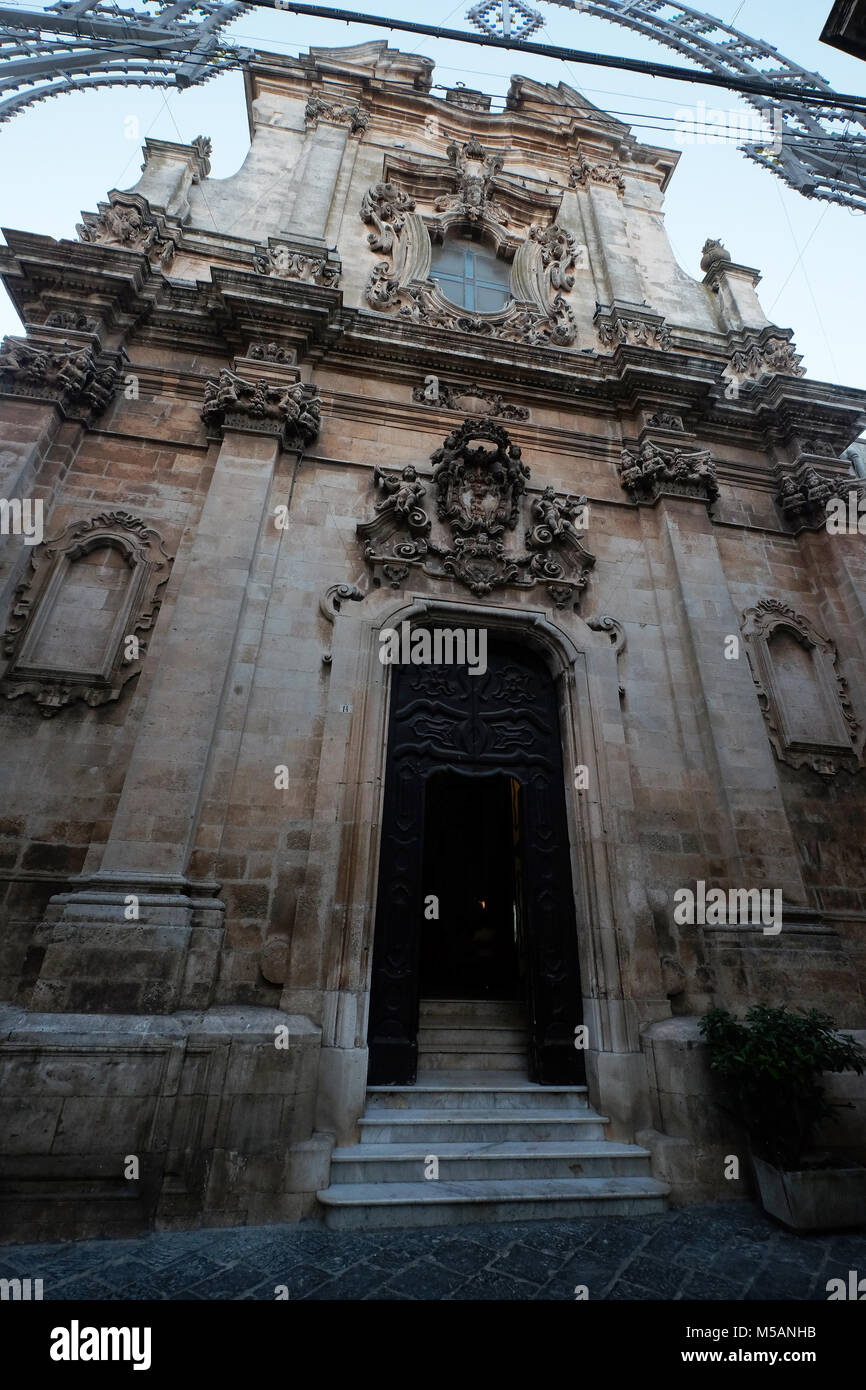Die barocke Fassade der Chiesa di San Domenico, in der Altstadt von Martina Franca, Apulien, Italien Stockfoto