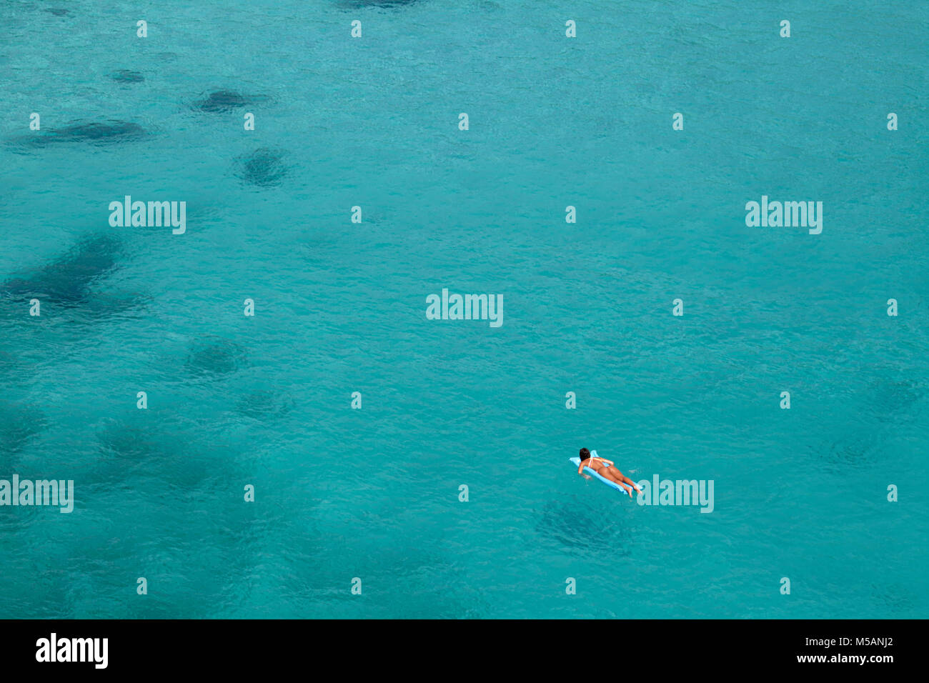 Das klare Wasser in Cala Macarella Menorca, Balearen, Spanien Stockfoto