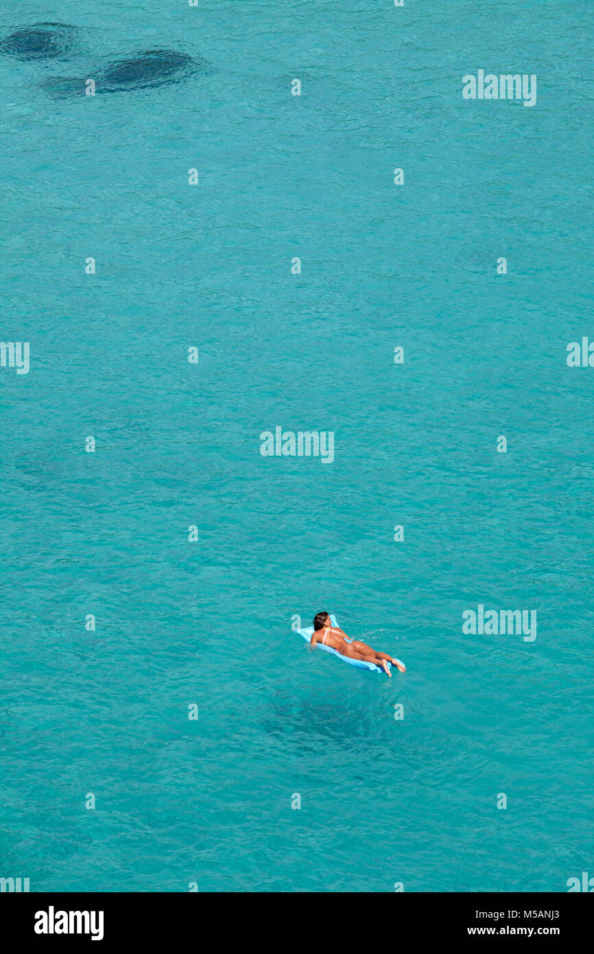 Das klare Wasser in Cala Macarella Menorca, Balearen, Spanien Stockfoto