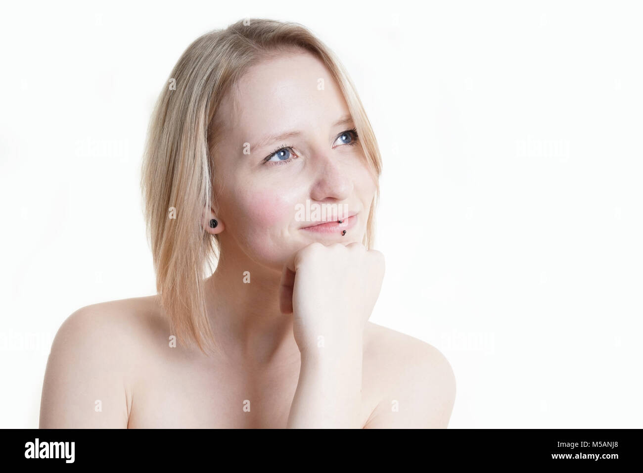 Blauäugige blonde junge Frau bei copy Space suchen Stockfoto