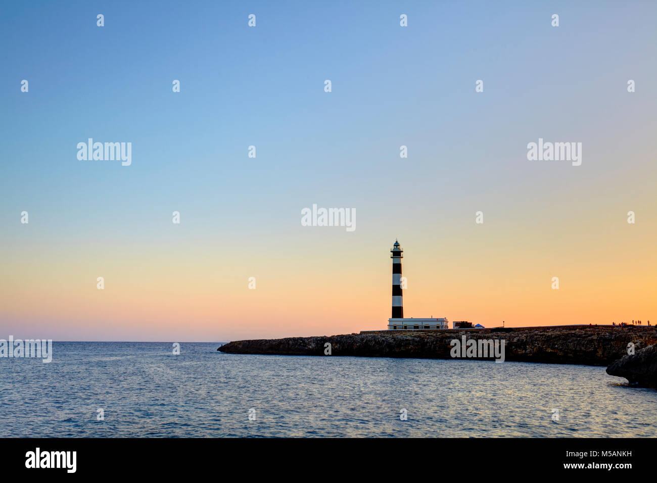 Cap d'Artrutx Leuchtturm, im äußersten süd-westlichen Punkt der Insel neben dem größeren Ferienort Cala En Bosch, Menorca, Balearen ist Stockfoto