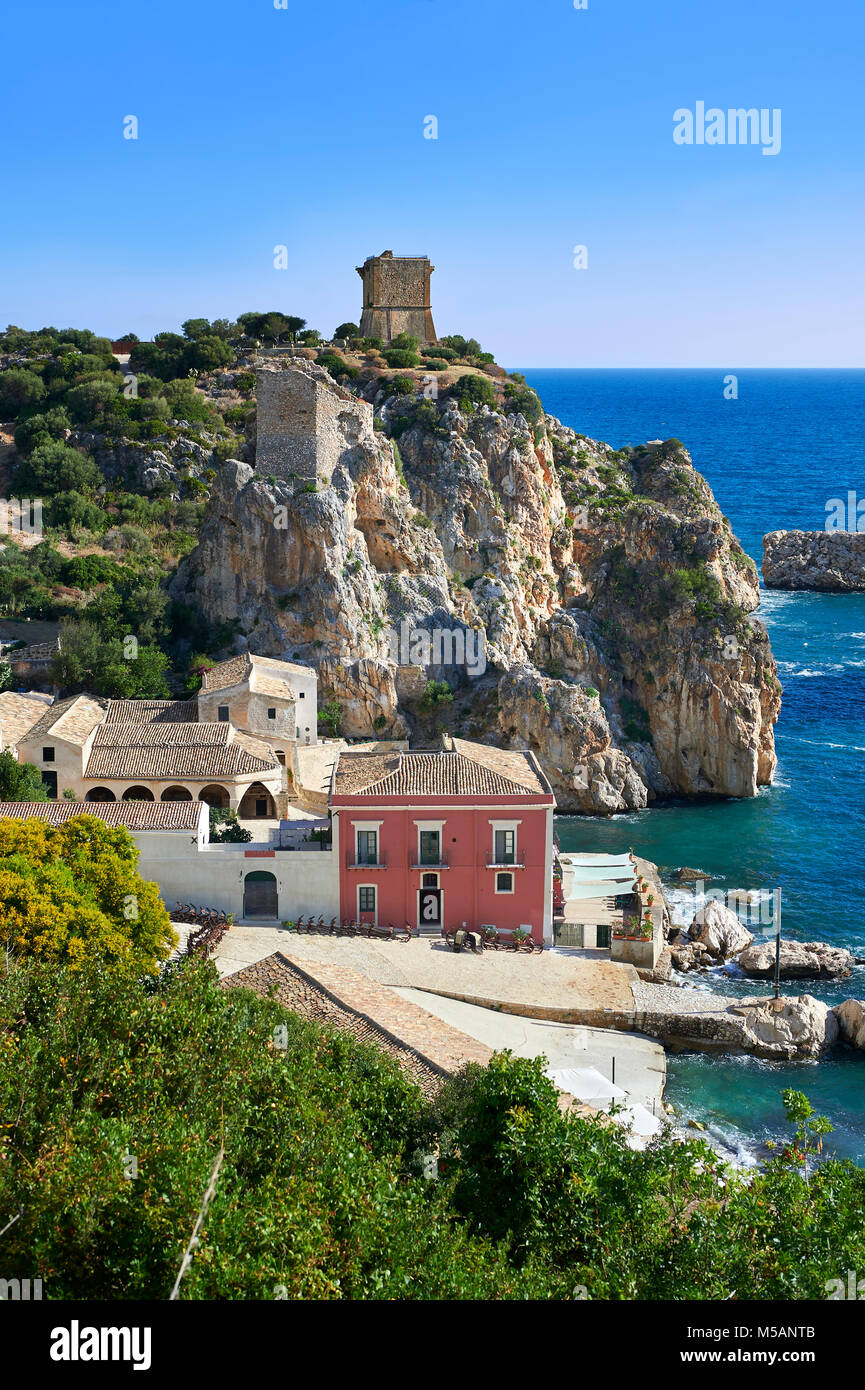 Die tonnara von Scopello (Tonnara di Scopello) Alte Thunfisch verarbeitenden Gebäude auf dem Castellammare del Golfo, Sizilien Stockfoto