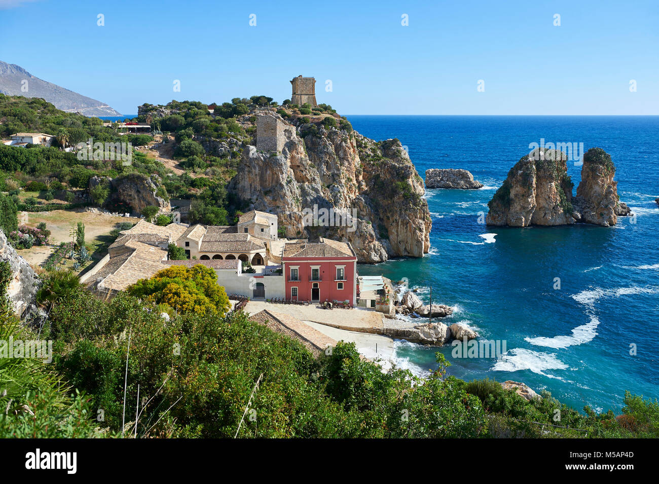 Die tonnara von Scopello (Tonnara di Scopello) Alte Thunfisch verarbeitenden Gebäude auf dem Castellammare del Golfo, Sizilien Stockfoto