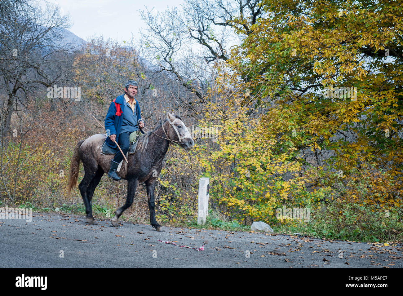 Alte Mann und Pferd in der Nähe der Goshavank Kloster, armenie. Stockfoto